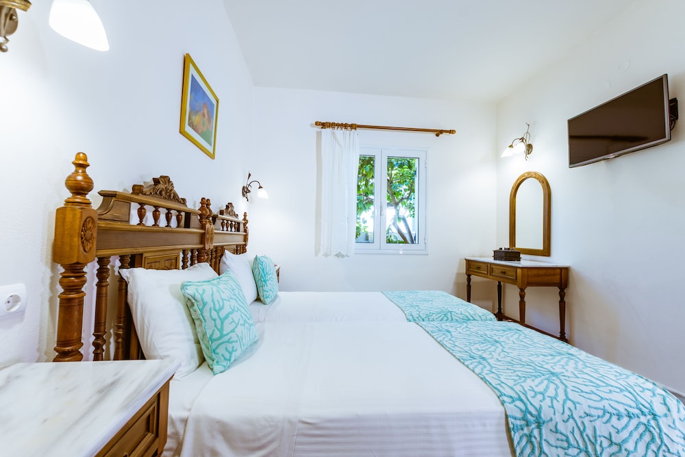 Superior One Bedroom - Photo 2