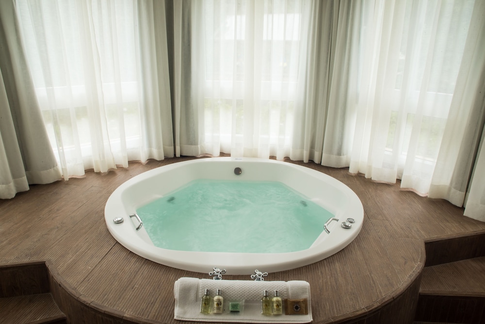 Double Room, Jetted Tub thumbnail 5