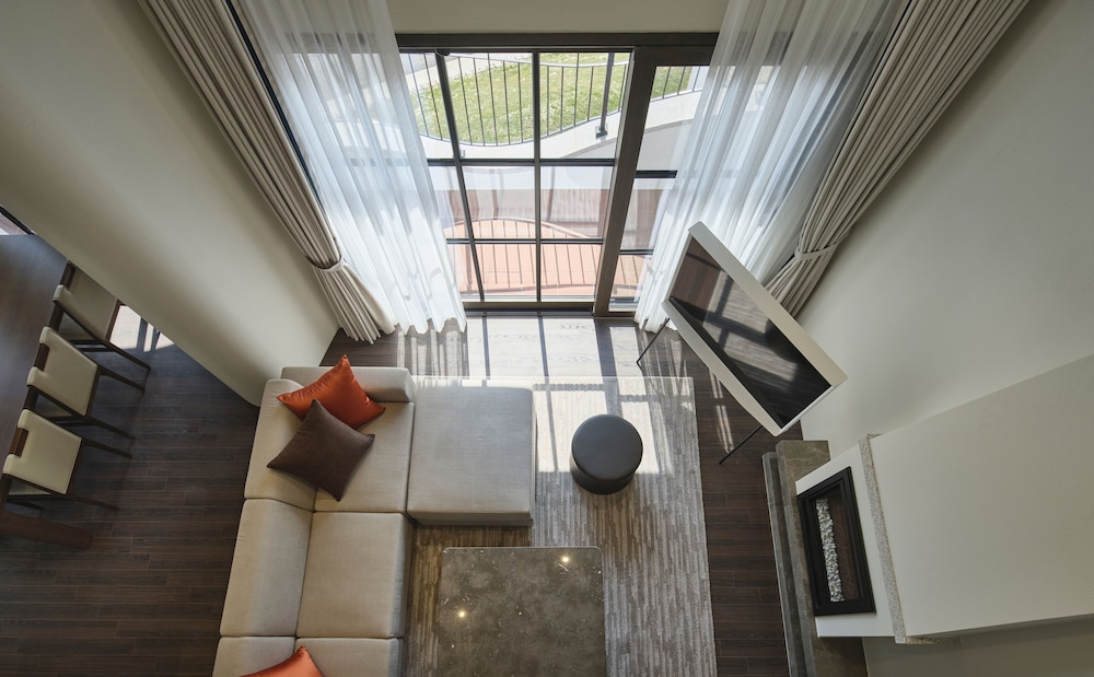 [Brunchy Package] Royal Suite B Type + Brunch For 2 + Park Ticket For 2 Per Stay - Photo 4