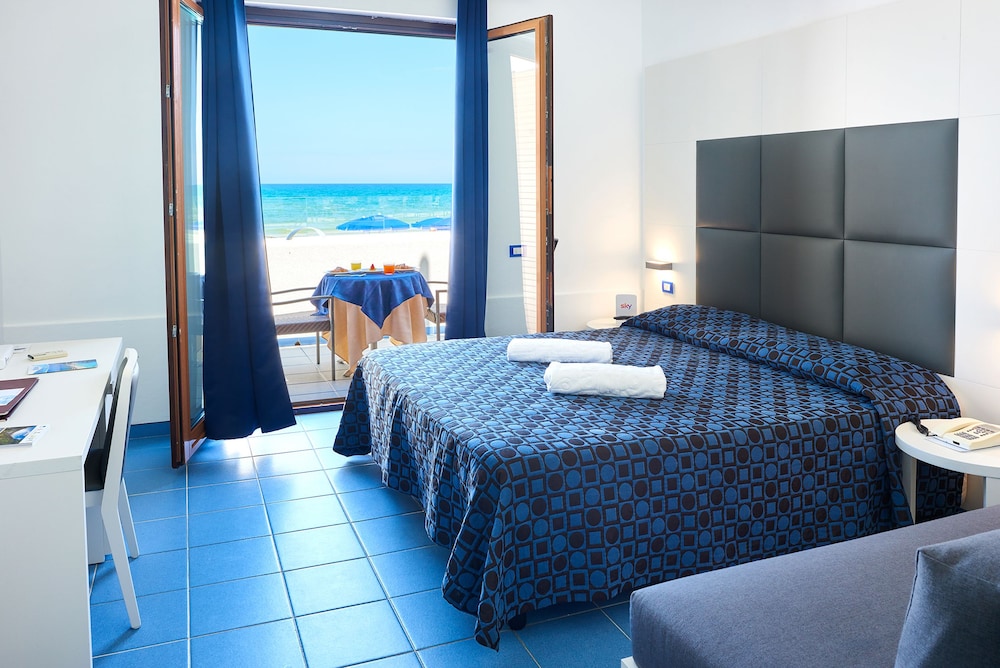 Superior Triple Room, Sea View photo 3