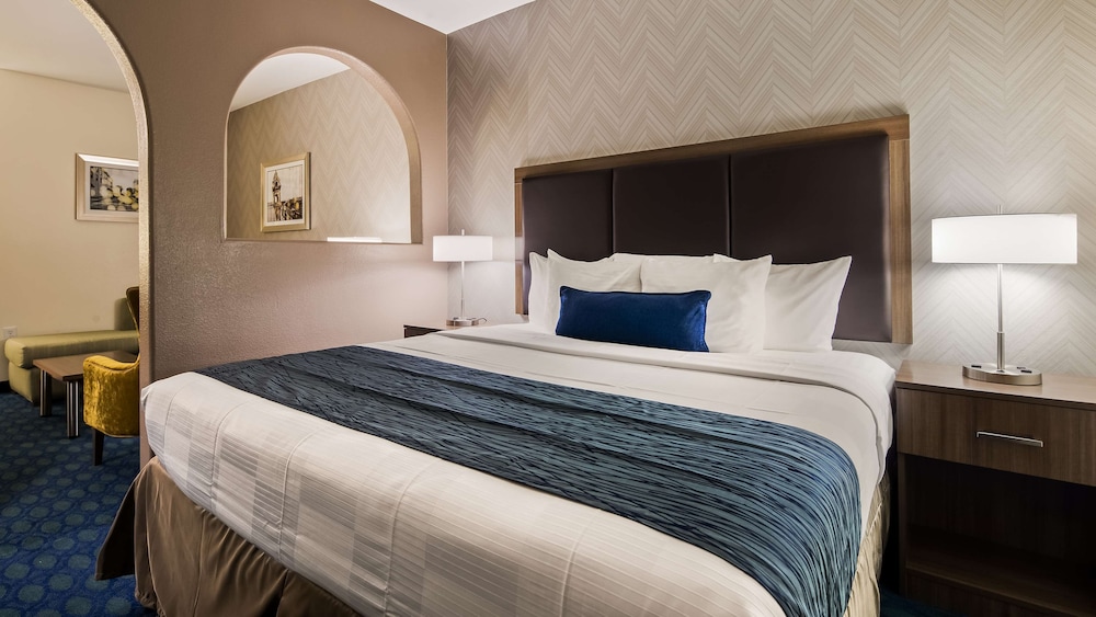 Suite, 1 King Bed, Non Smoking, Refrigerator & Microwave (Oversized Room;with Sofabed) - Photo 4