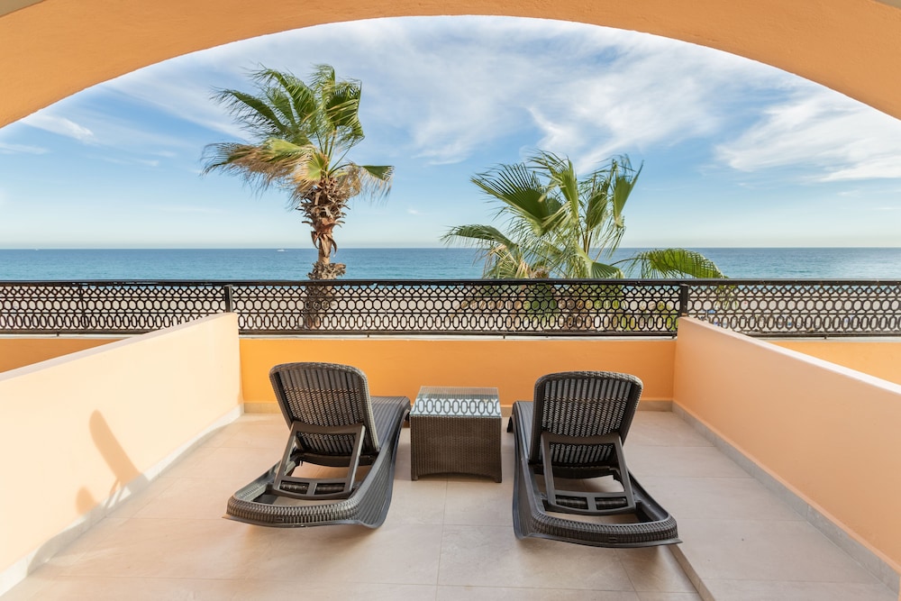 Deluxe Room, Balcony, Oceanfront - Photo 10