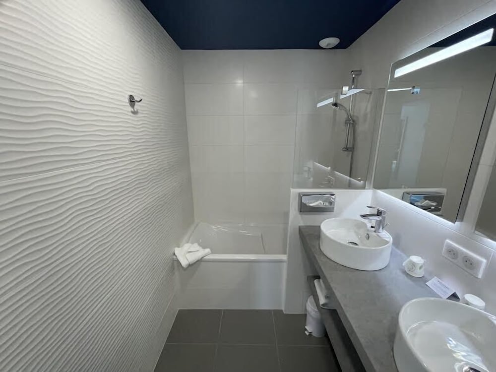 Comfort Room, 1 Queen Bed, Non Smoking, Sea View - Photo 11
