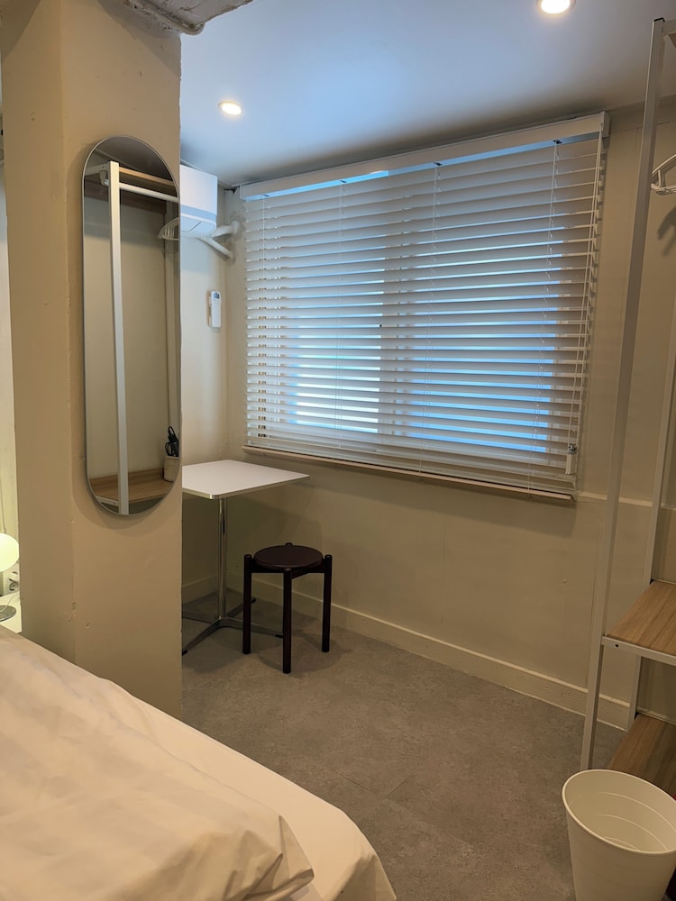 Basic Single Room (non-Korean nationals only)