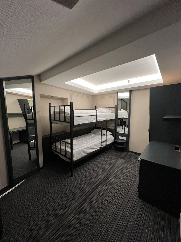 Room - Photo 1