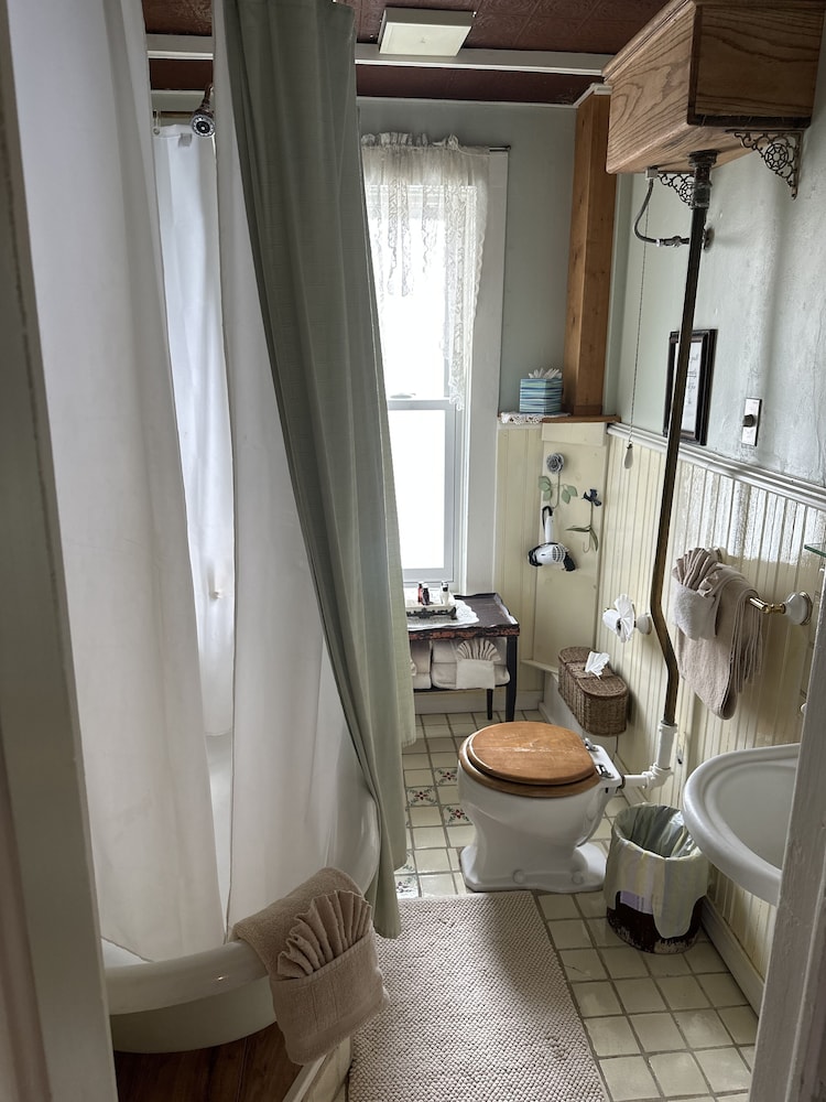 Economy Room, 1 Queen Bed, Shared Bathroom, Mountain View (Room 6) photo 3