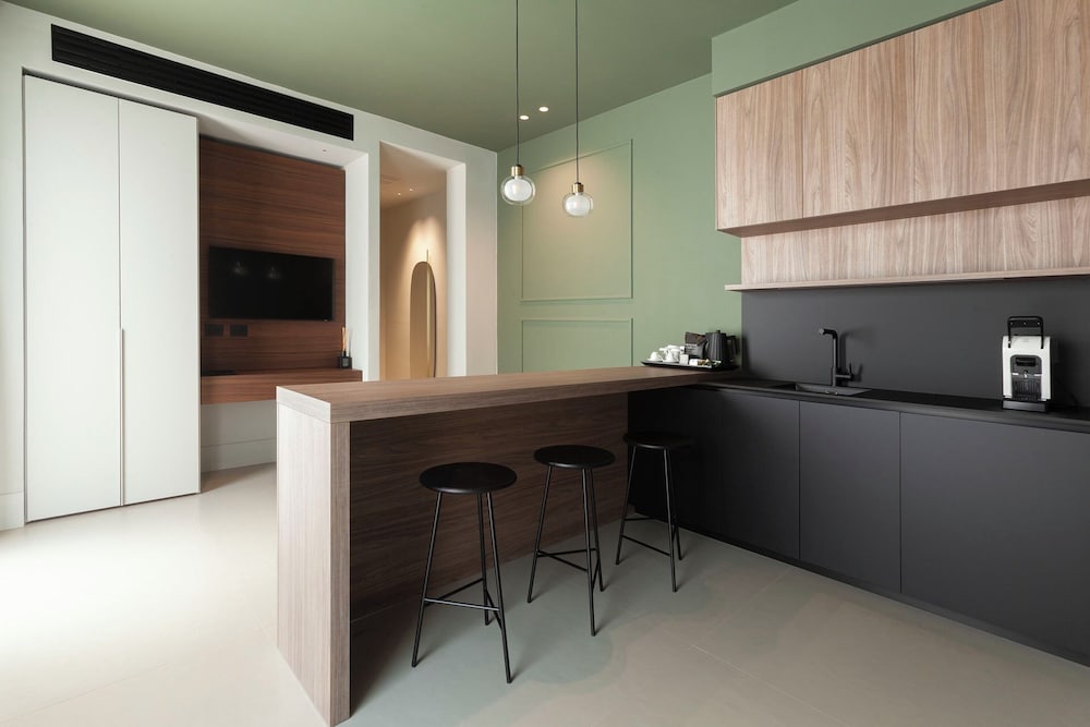 Executive Suite - Photo 14