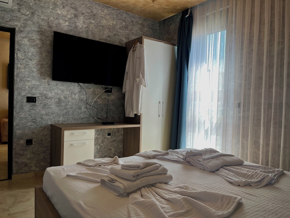 Deluxe Suite, Pool View