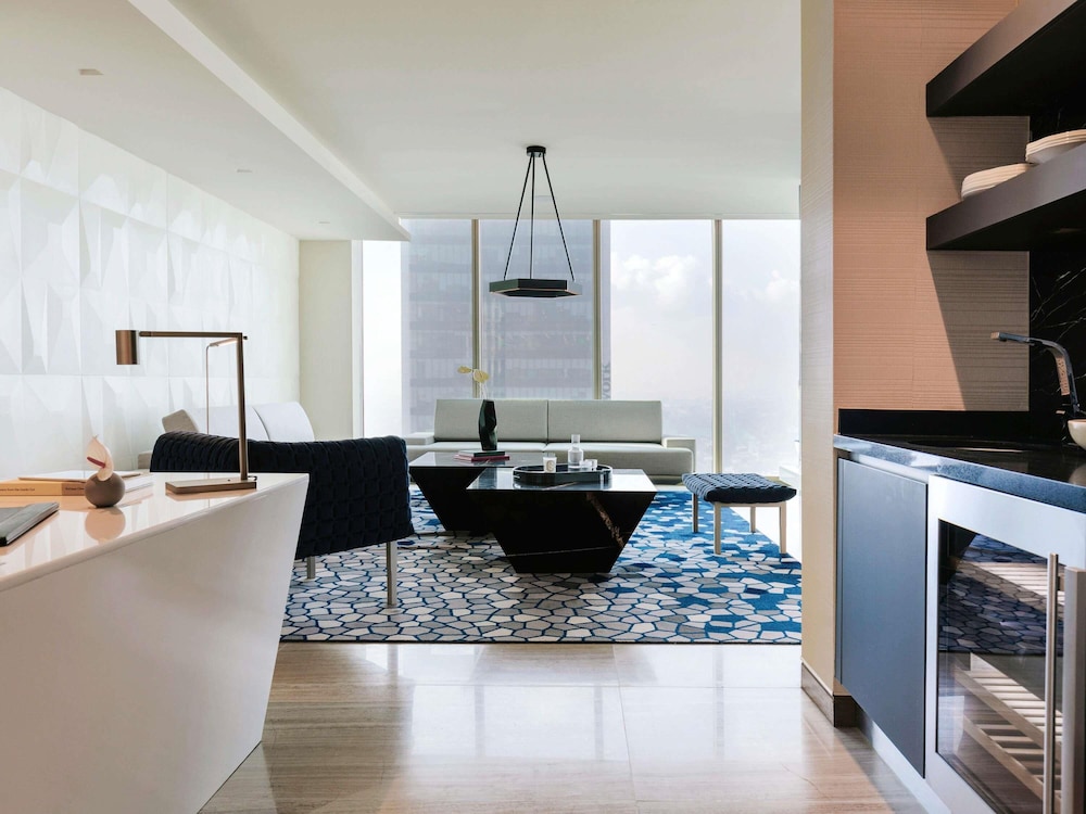 Suite, 1 King Bed, Club Lounge Access (Opera. Angel of Independence View) thumbnail 6