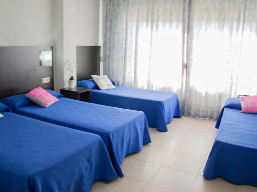Family Quadruple Room - Photo 4