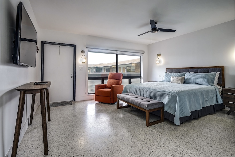 Deluxe Studio Suite, 1 King Bed, Kitchen