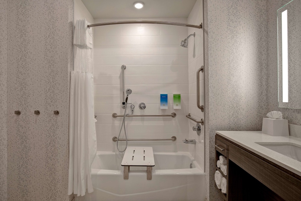 Room, 1 King Bed, Accessible (Mobility & Hearing) photo 2