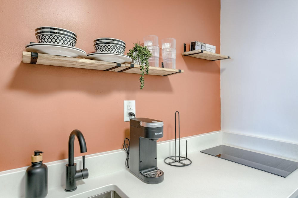Single Room, 1 King Bed, Non Smoking, Kitchenette