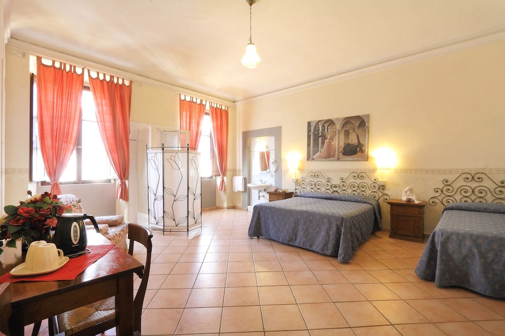 Triple Room, Shared Bathroom (with ensuite shower) photo 2