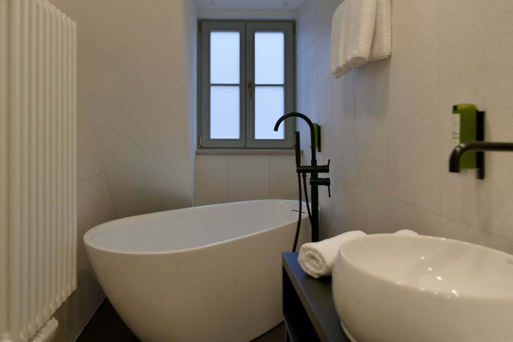 Standard Twin Room - Photo 11