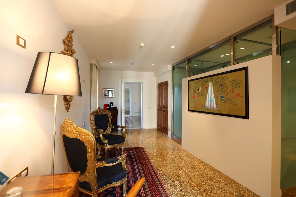 Premium Suite, 1 King Bed, Terrace, Canal View photo 1