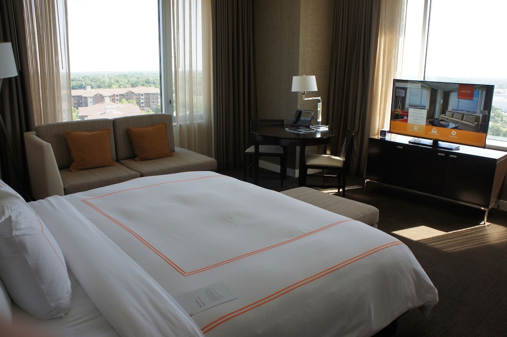 Deluxe Room, 1 King Bed, Corner - Photo 2