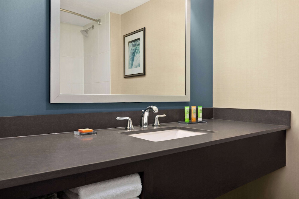 Deluxe Room, 1 King Bed, Non Smoking, City View, photo 6