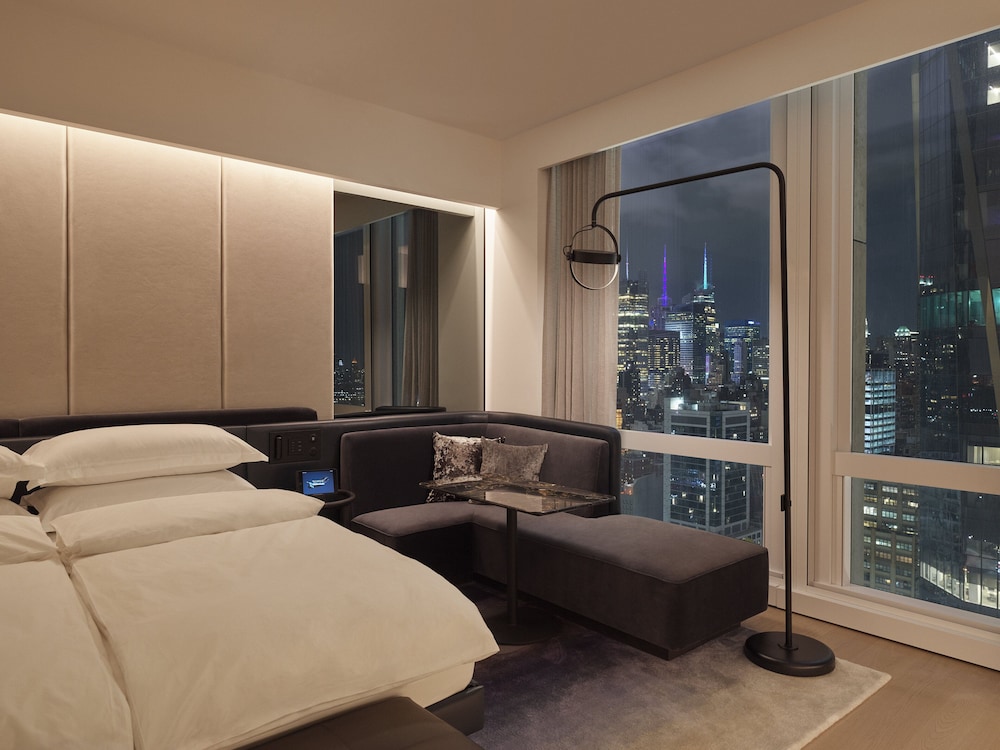 Deluxe Room, 1 King Bed, City View