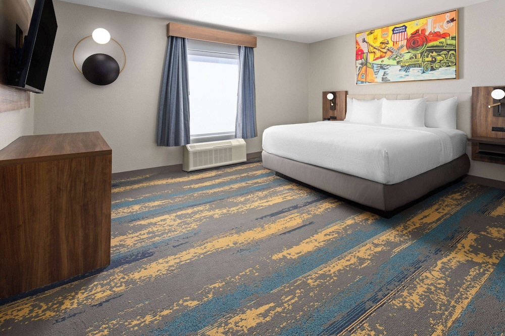 Room, 1 King Bed, Accessible, Non Smoking (Chair, Roll-In Shower, Oversized) - Photo 3