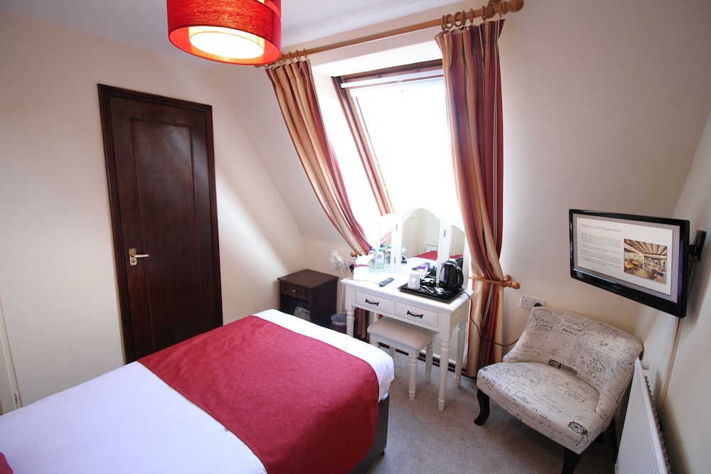 Basic Single Room, Ensuite (Bath only)
