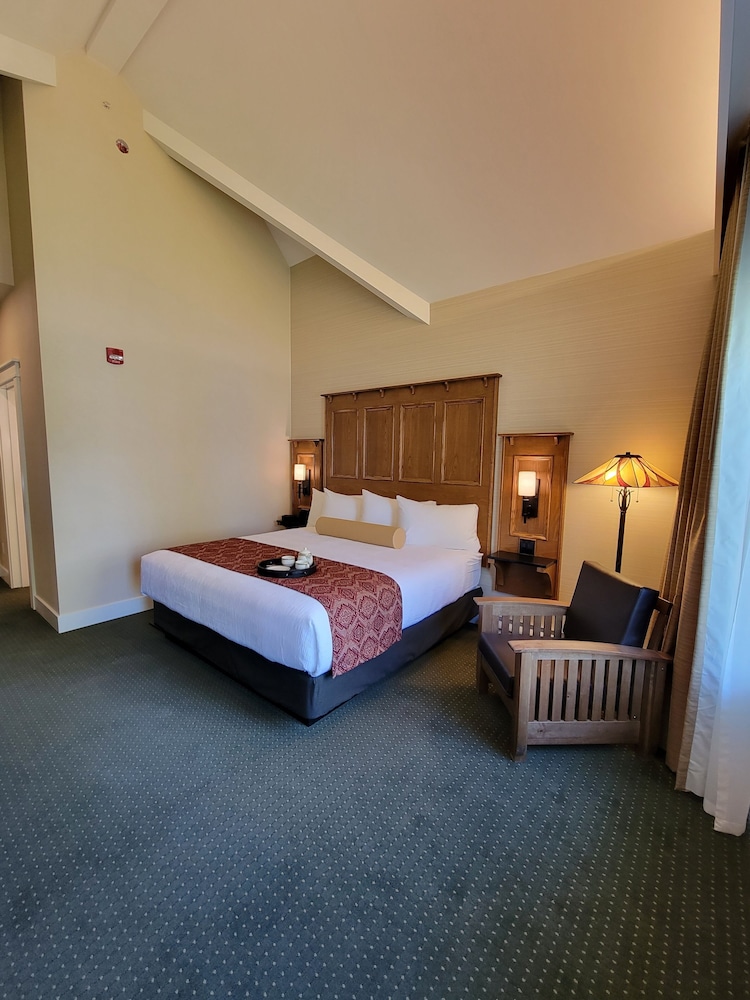 Standard Room, 1 King Bed, Lake View