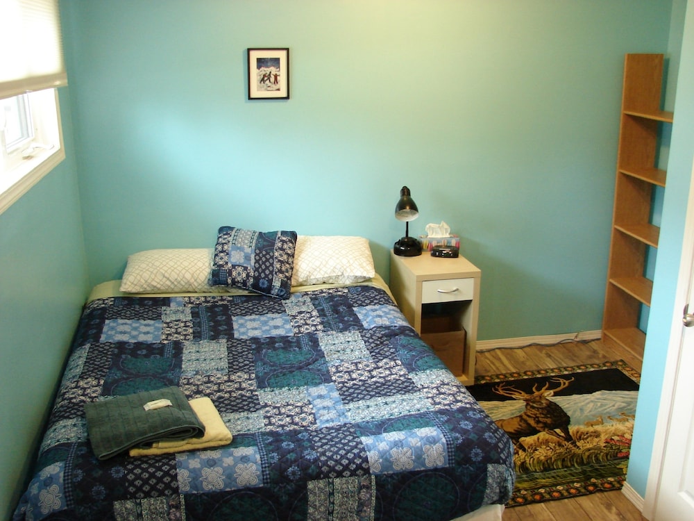 Elk Room, 2 Queen Beds, Sleeps 3, Shared Bathroom photo 2