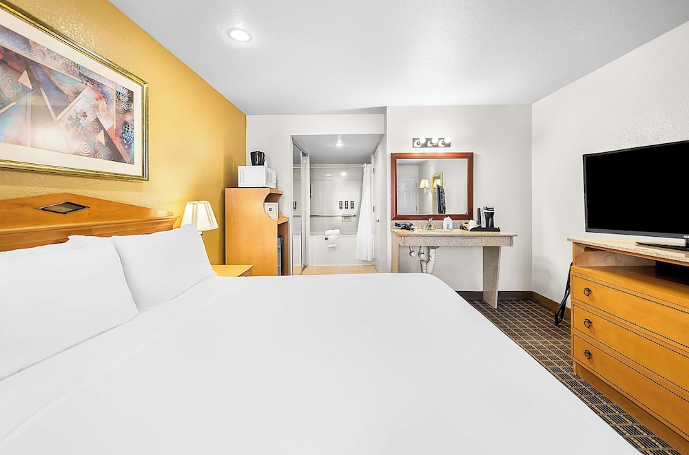 Suite, 1 Queen Bed, Accessible, Jetted Tub - Photo 3