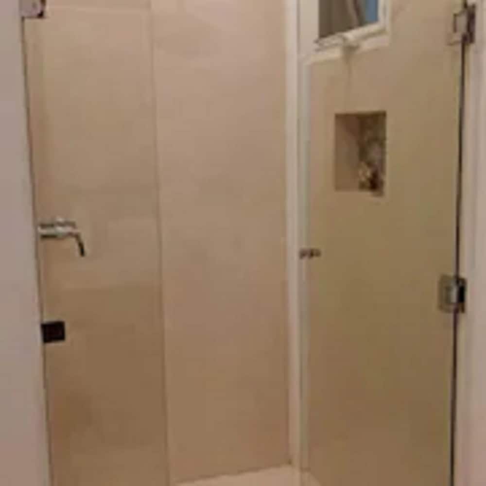 Suite - Photo 15
