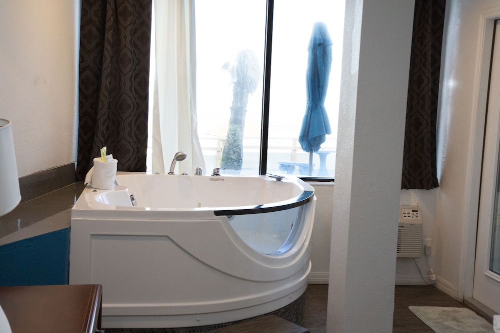1 King Bed, Jetted Tub, Oceanfront - Photo 7