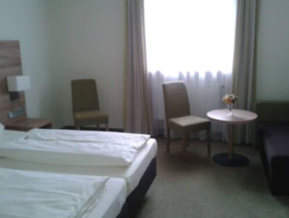 Standard Triple Room with Extra Bed and AIR CONDITIONER photo 3
