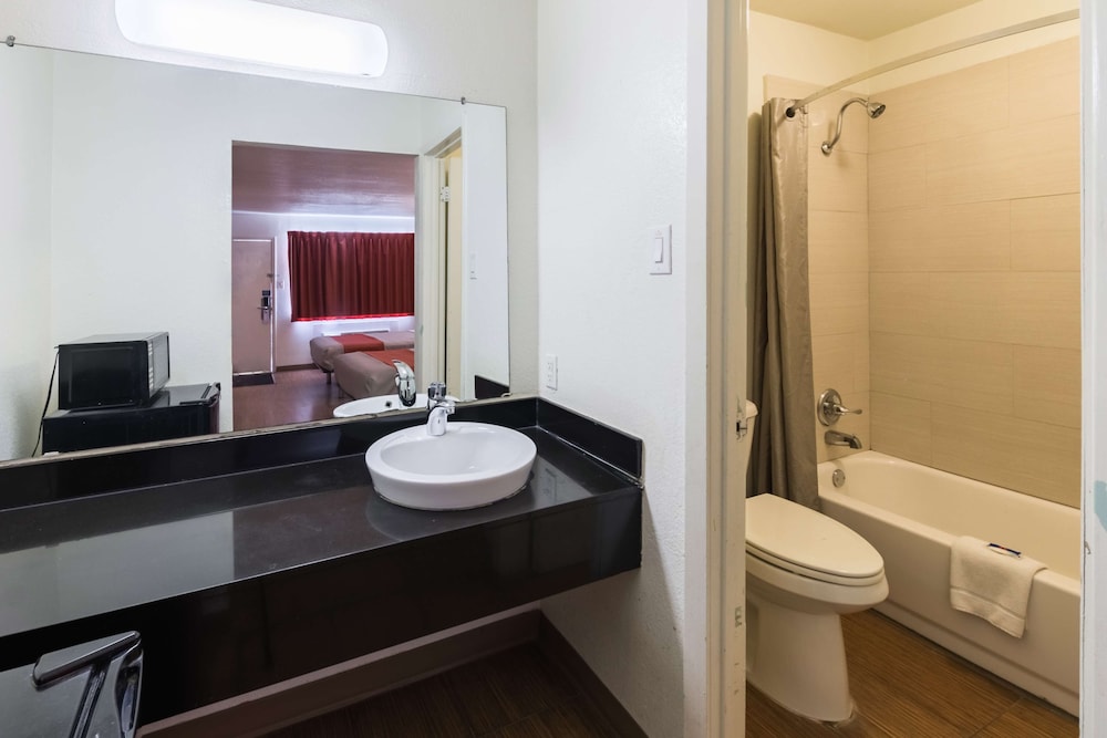 Standard Room, 2 Queen Beds, Non Smoking - Photo 6