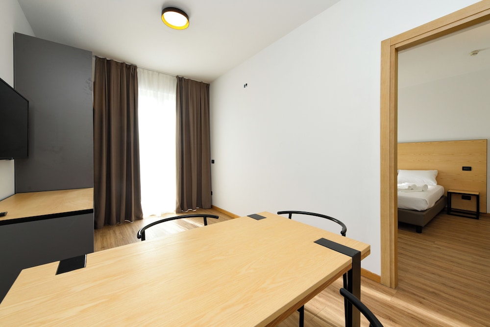 Family Suite, Multiple Beds, Non Smoking, Kitchenette - Photo 4