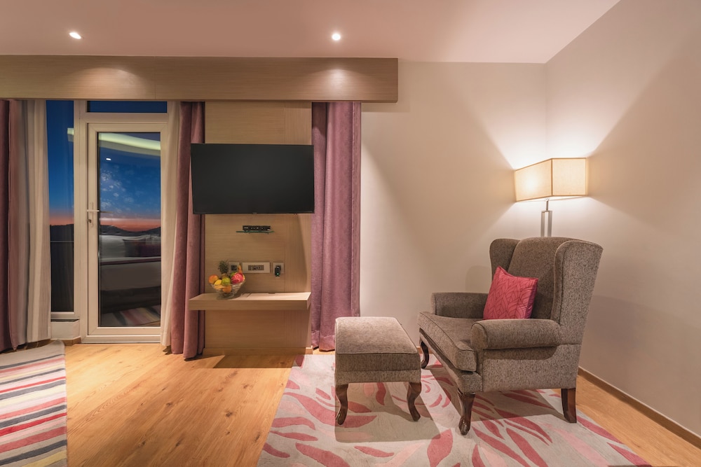 Deluxe Room, 1 King Bed (Superior Room) - Photo 3