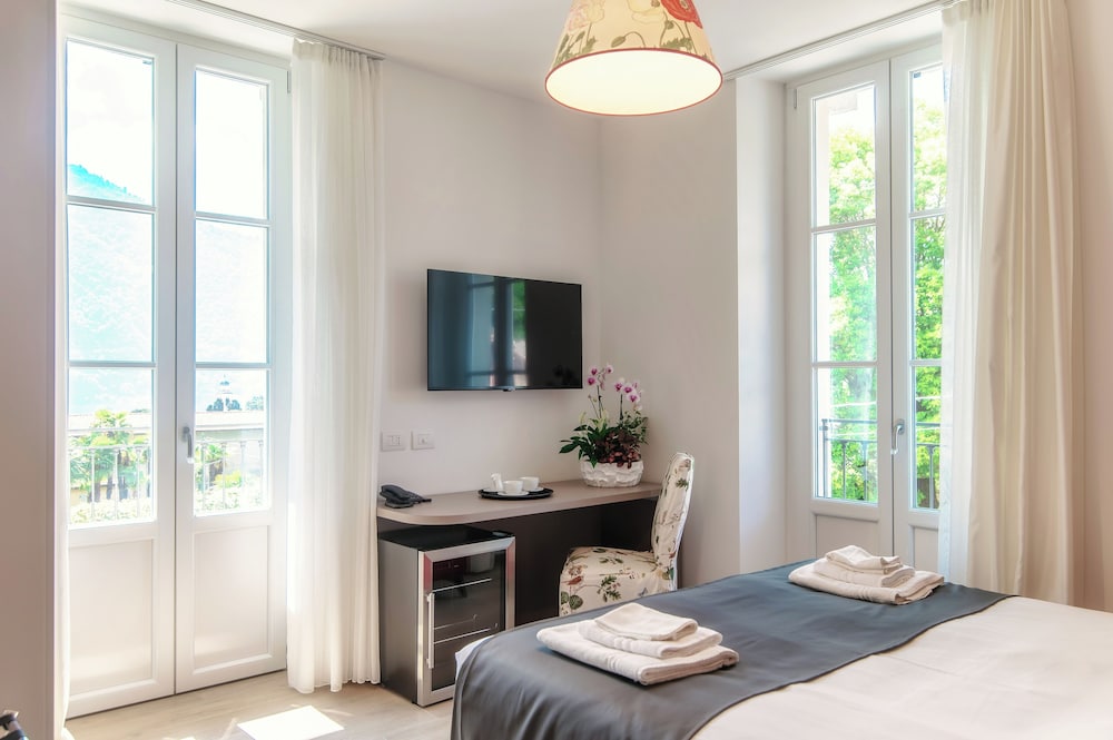 Classic Double Room, Mobility Accessible, Partial Lake View photo 2