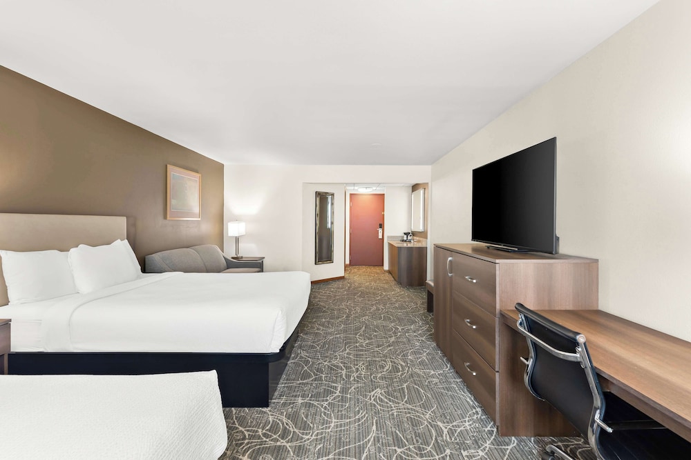 Standard Room, 2 Queen Beds, Non Smoking, Refrigerator & Microwave (Third bed is a Sofabed) - Photo 3