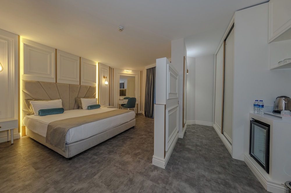 Suite, 1 King Bed, Jetted Tub, Sea View (Living Room;with Single Sofabed)