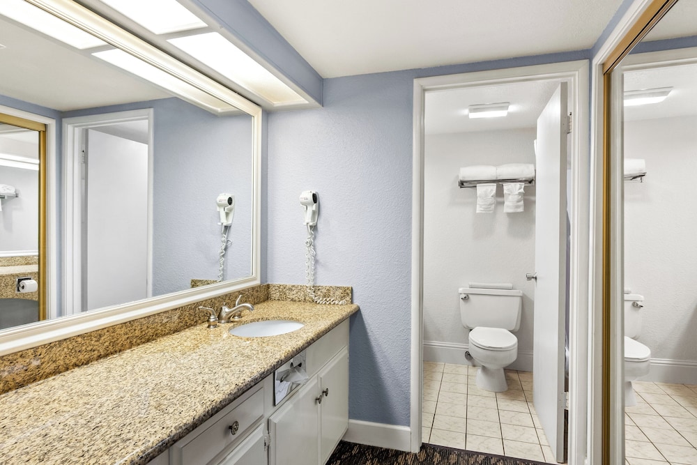 Suite, 1 King Bed, Non Smoking, Kitchenette - Photo 7