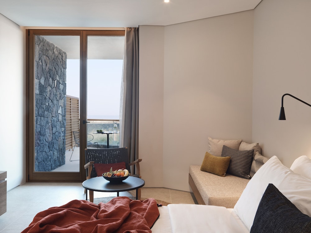Room, 1 King Bed, Sea View - Photo 3