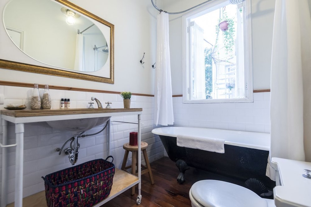 Double Room, 1 King Bed, Bathtub photo 2