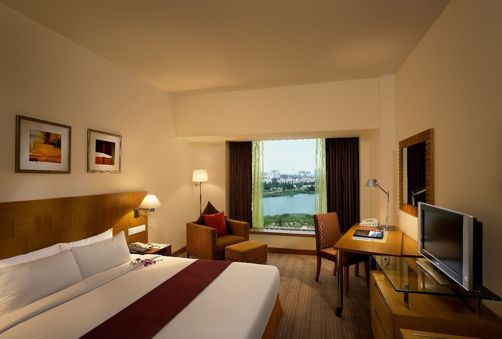 Premier Room, 1 Queen Bed, Poolside photo 3