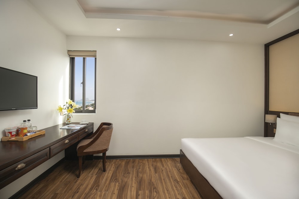 Deluxe Double Room, 1 King Bed, Partial Sea View - Photo 6