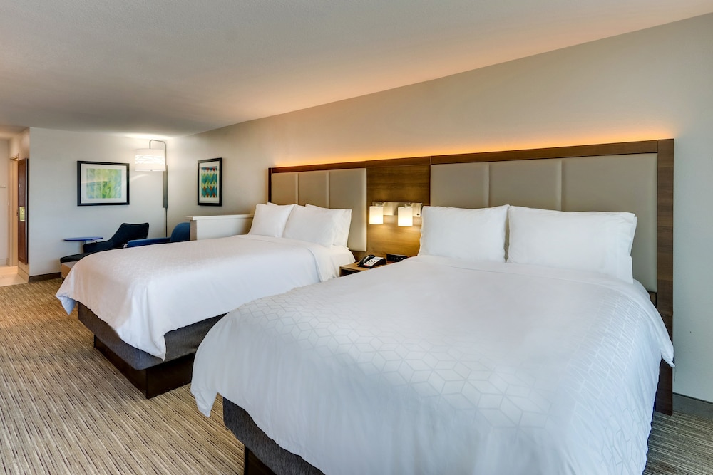 Standard Room, 2 Queen Beds - Photo 3