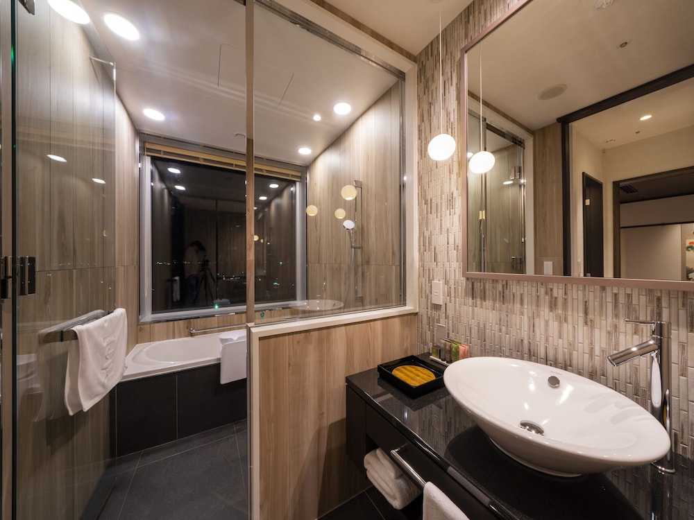 Royal Suite, Non Smoking (Housekeeping Once Every 3 Days) - Photo 7
