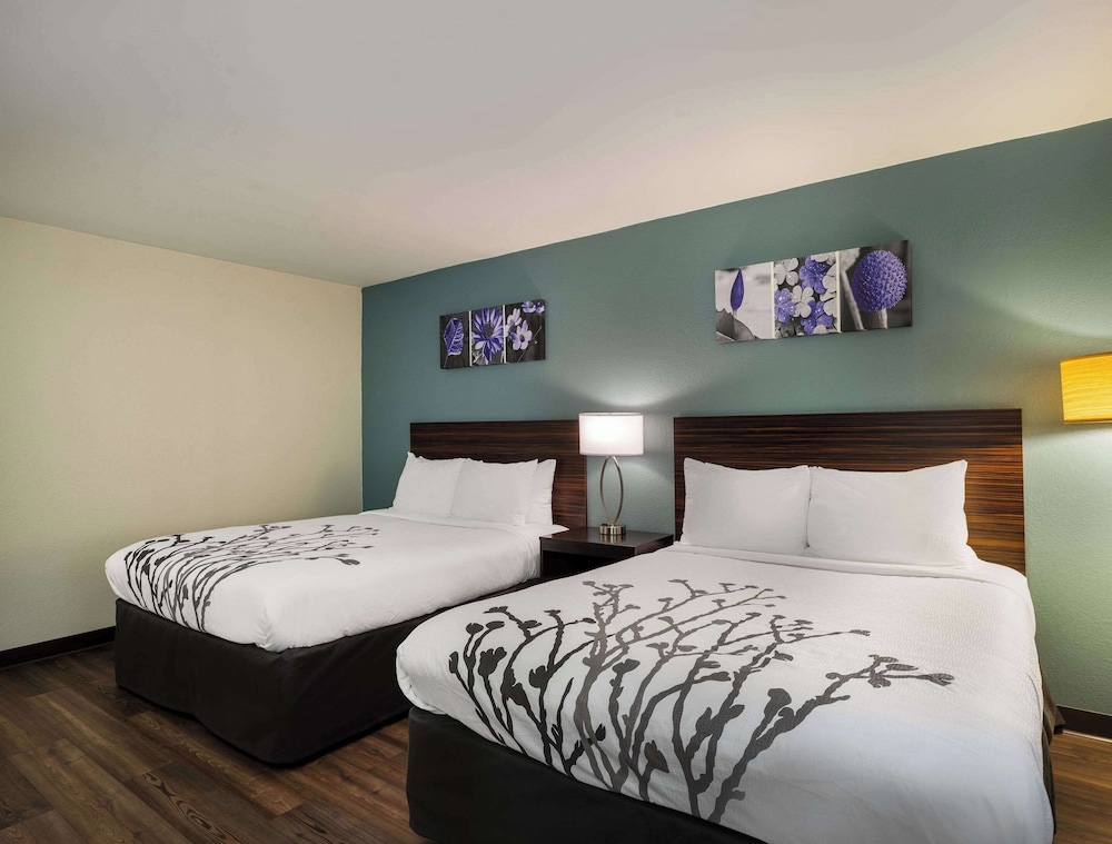 Business Room, 2 Queen Beds, Non Smoking (Upgrade) - Photo 2
