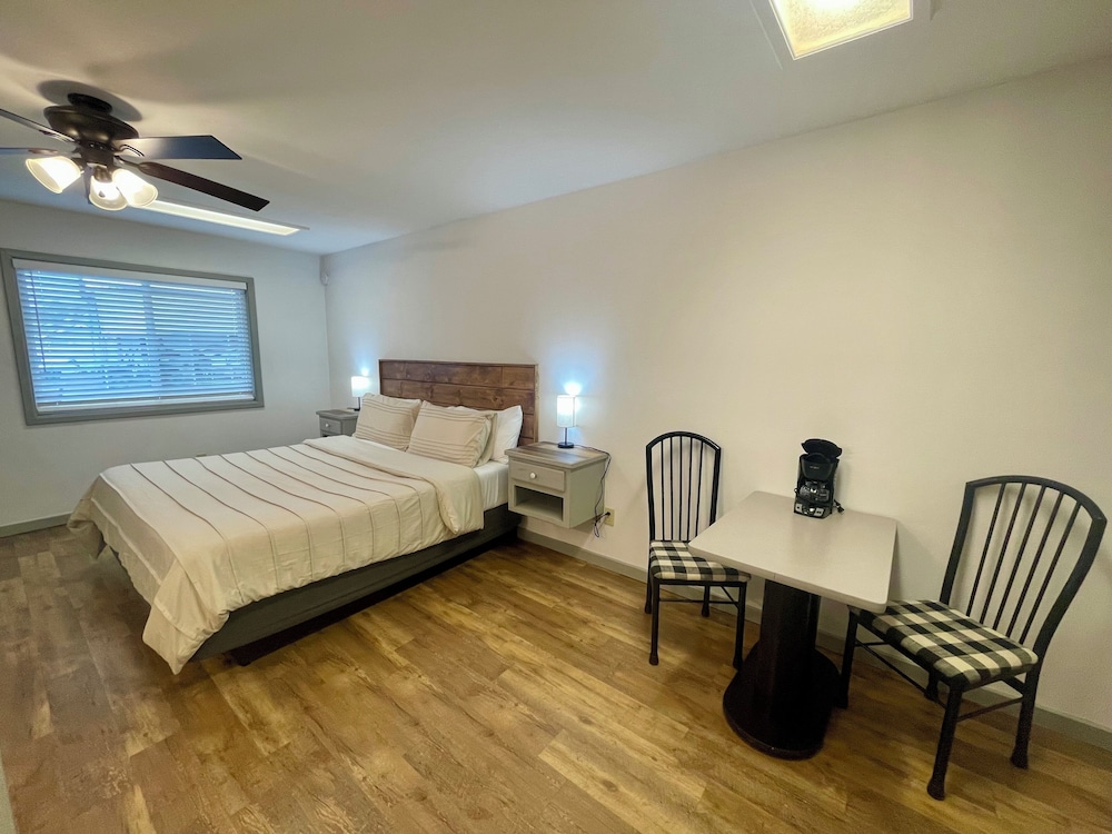 Signature Room, 1 King Bed photo 2