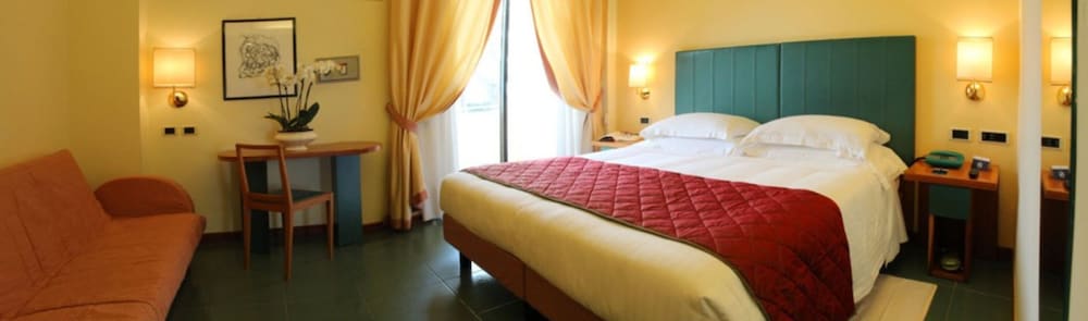 Deluxe Double Room Single Use, Sea View photo 2