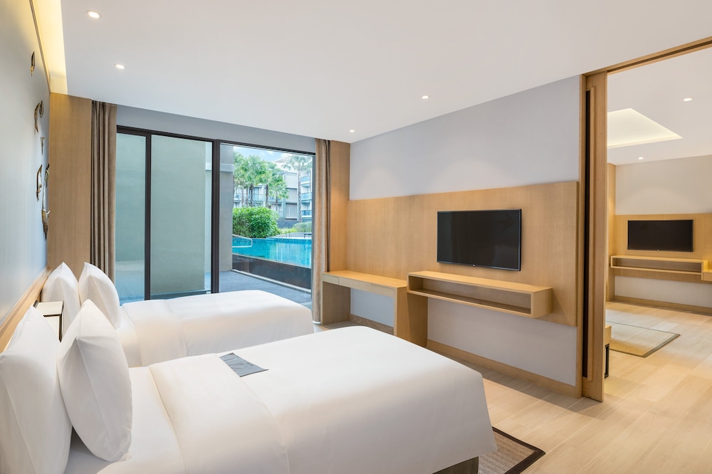 Family Room, 1 King Bed, Pool Access photo 2