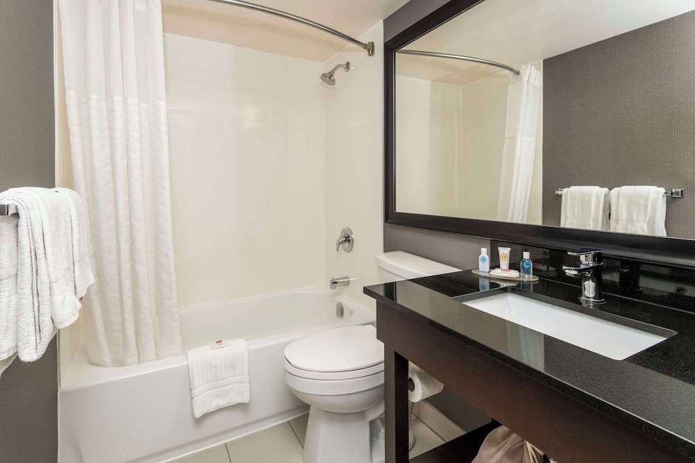 Standard Room, 2 Queen Beds, Non Smoking - Photo 9