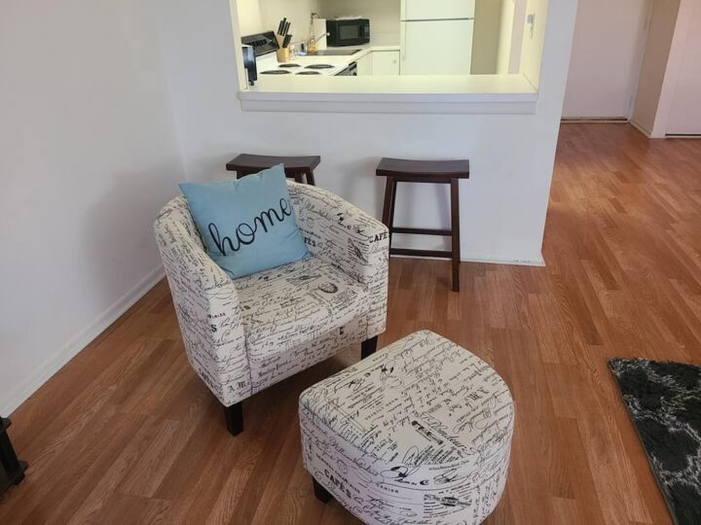 2BR 2B Clean Spacious Great Location, Photo 7